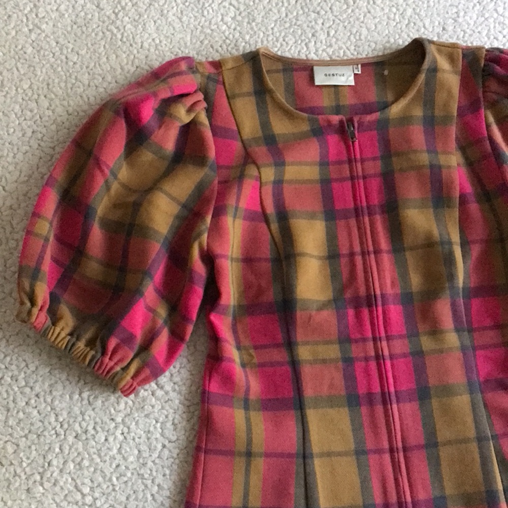 Plaid Puff-Sleeve Shift Dress in Pink & Tan - Picture 10 of 16